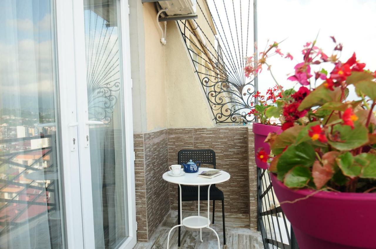 Apartments With A View Of The Trinity Holy Batumi Eksteriør billede